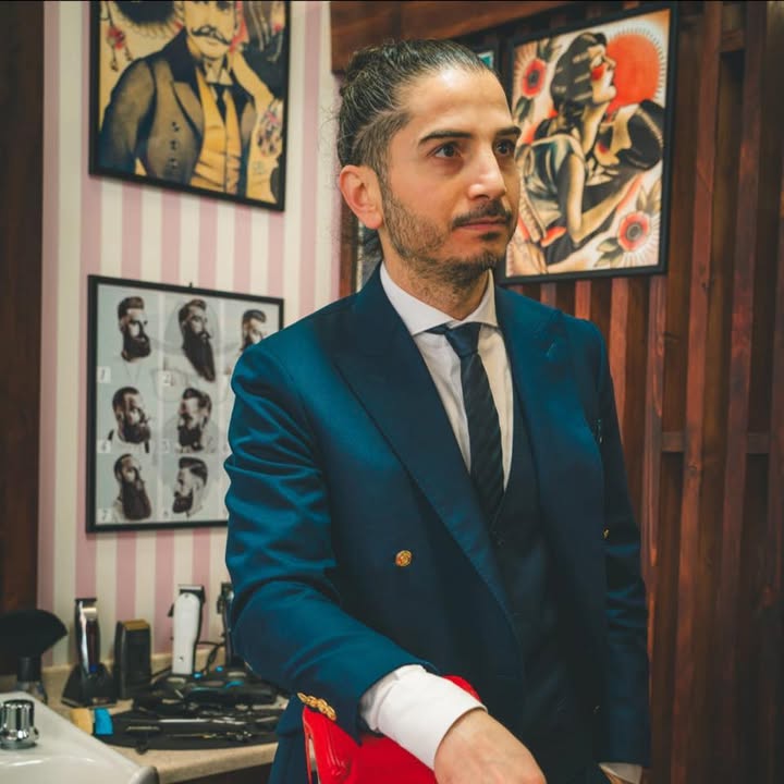 Farouk Zarzouri nel suo salone a Varese