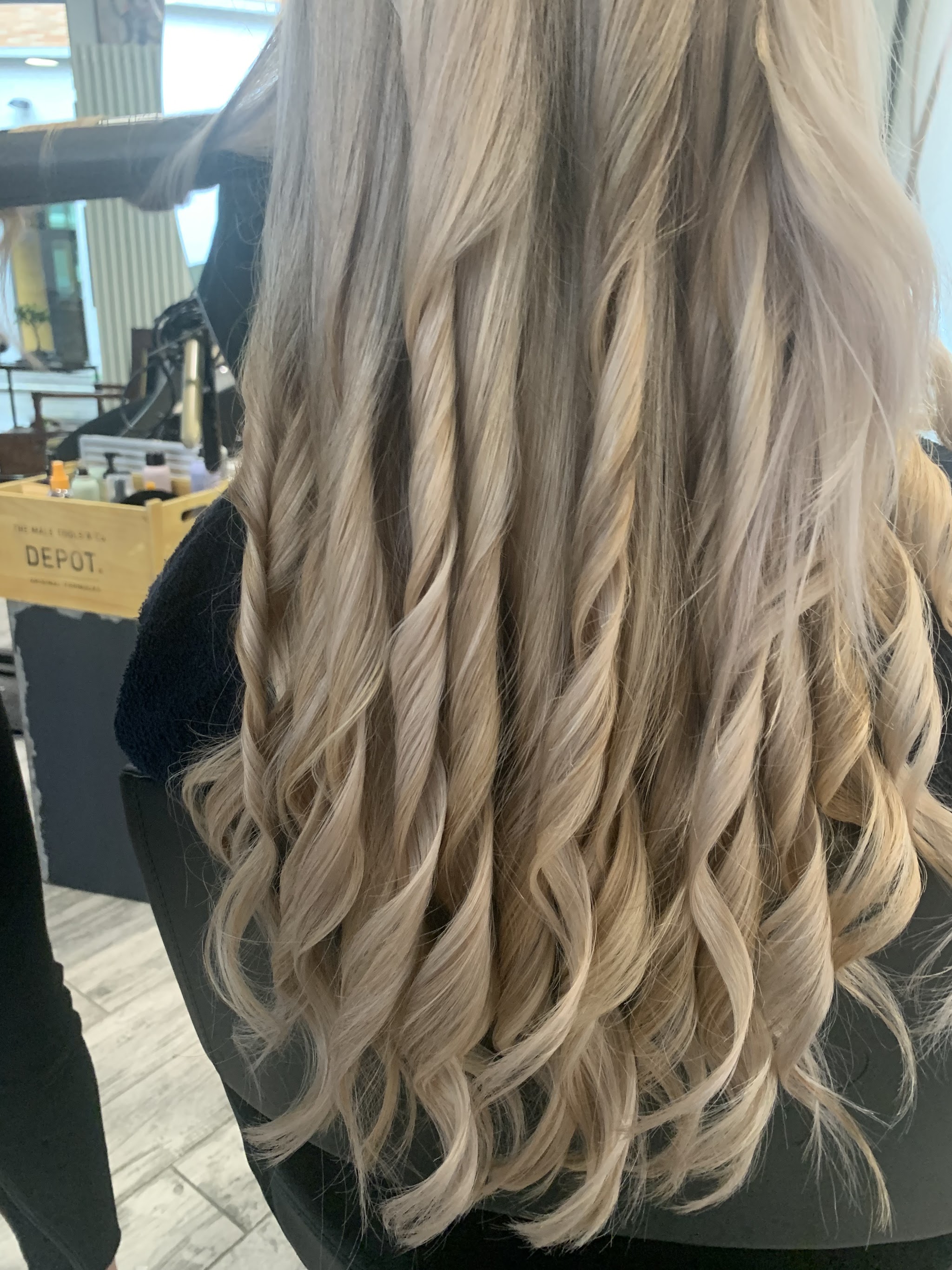 Capelli biondi mossi dopo il trattamento