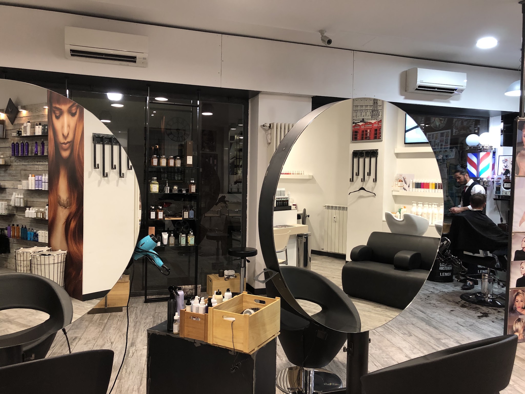 Gli specchi e le postazioni del salone